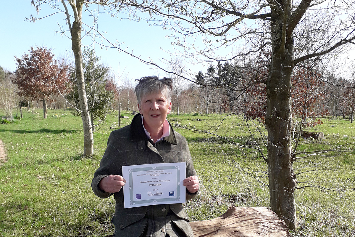 Diane Thomas and award certificate